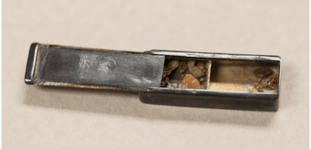 Kit with scabs in two compartments. Photo by Evi Numen, Mütter Museum